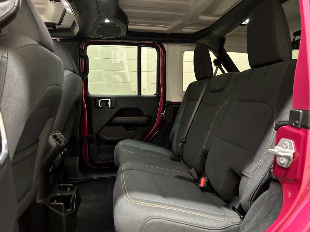 Used 2024 Jeep Wrangler Unlimited Sahara AWD/4WD image 8