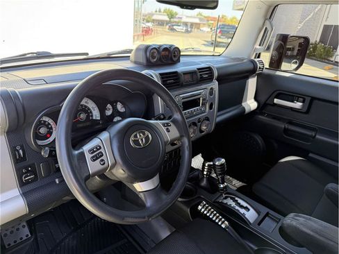 Used 2014 Toyota FJ Cruiser 4WD w/ Convenience Package image 17