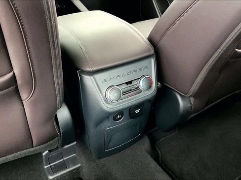 Used 2025 Ford Explorer Platinum RWD image 29