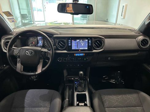 Used 2016 Toyota Tacoma TRD Off-Road AWD/4WD image 10