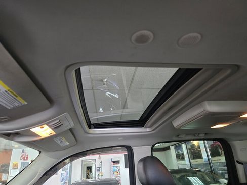 Used 2011 Cadillac Escalade ESV Luxury image 38