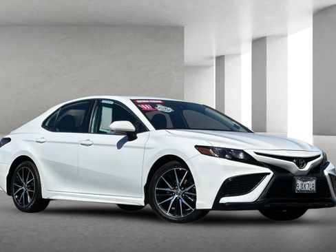 Used 2024 Toyota Camry SE FWD image 1