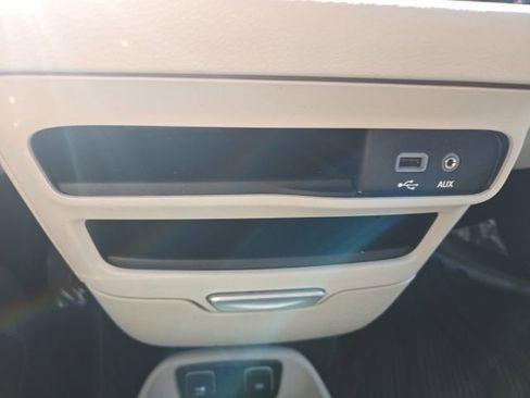 Used 2017 Chrysler Pacifica Touring FWD image 25