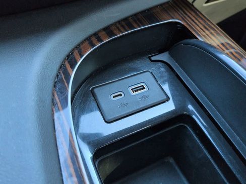 Used 2022 Cadillac Escalade ESV Premium Luxury image 34