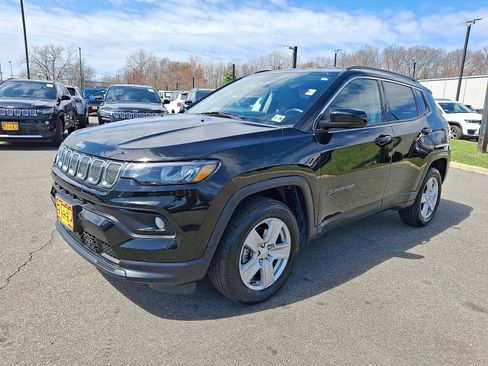 Certified 2022 Jeep Compass Latitude w/ Convenience Group AWD/4WD image 3