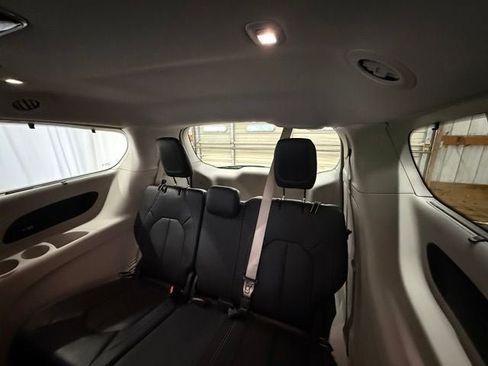 Used 2022 Chrysler Pacifica Touring-L w/ Uconnect Theater Family Group FWD image 22