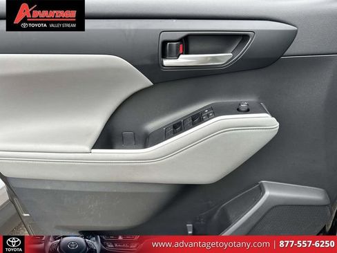 Used 2023 Toyota Highlander XLE AWD/4WD image 21