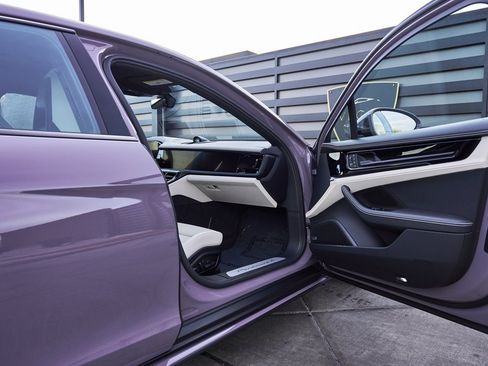 Used 2025 Porsche Panamera 4 w/ Premium Package image 28