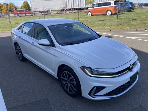 Certified 2025 Volkswagen Jetta SE image 3