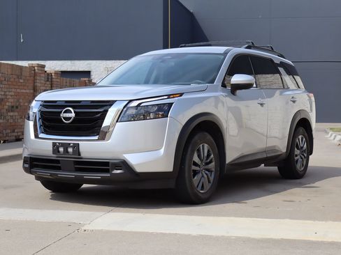 Used 2024 Nissan Pathfinder SV FWD image 2