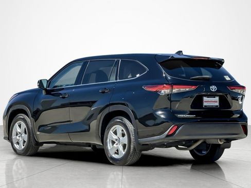 Used 2022 Toyota Highlander LE AWD/4WD image 3