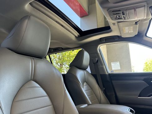 Used 2023 Toyota Highlander XLE FWD image 19