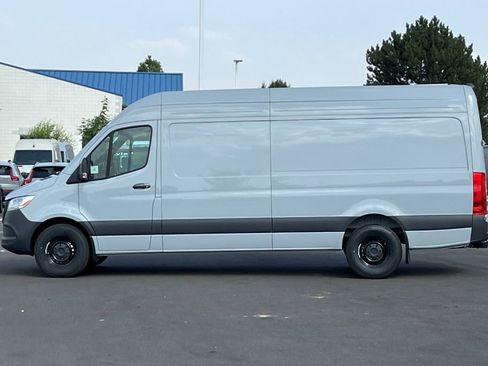 Used 2024 Mercedes-Benz Sprinter 2500 image 2
