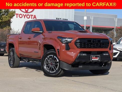 Used 2025 Toyota Tacoma TRD Sport image 2