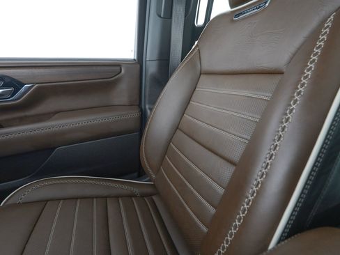 Used 2025 GMC Yukon Denali Ultimate w/ LPO, Floor Liner Package AWD/4WD image 28