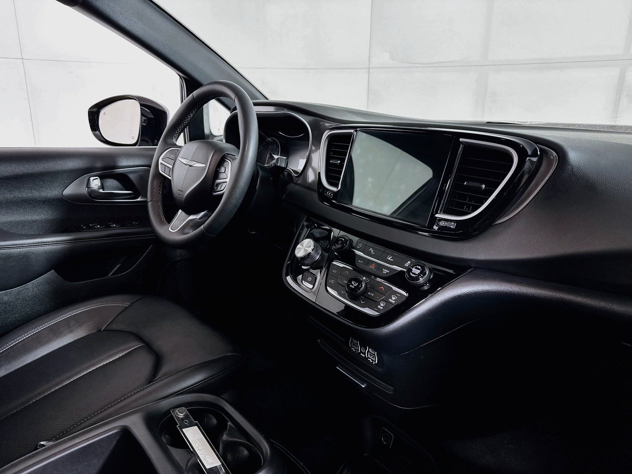Used 2025 Chrysler Pacifica Select FWD image 28