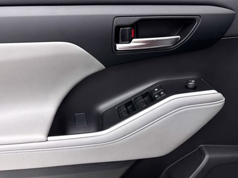 Used 2023 Toyota Highlander XLE image 30