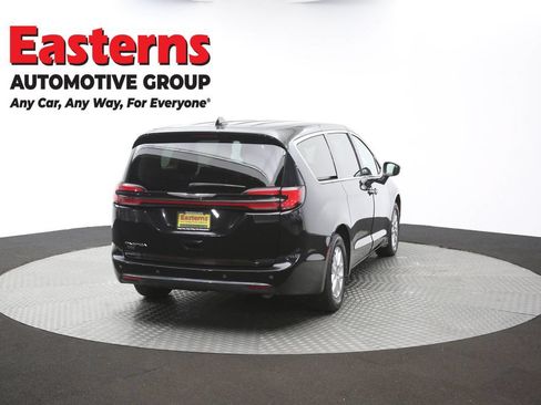 Used 2023 Chrysler Pacifica Touring-L FWD image 41