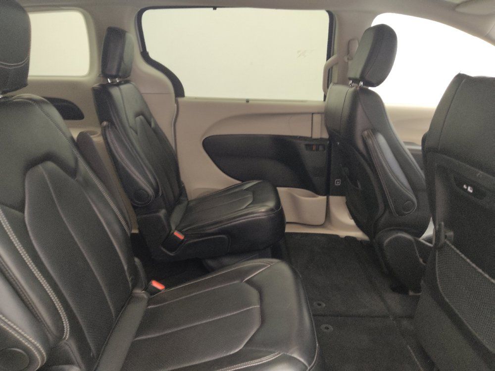Used 2024 Chrysler Pacifica Touring-L FWD image 19