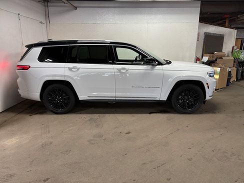 Used 2022 Jeep Grand Cherokee L Summit w/ Advanced Protech Group IV AWD/4WD image 4