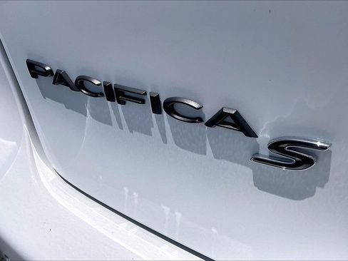 Used 2022 Chrysler Pacifica Limited w/ Uconnect Theater Family Group FWD image 7