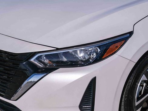 Used 2024 Nissan Sentra SV FWD image 11