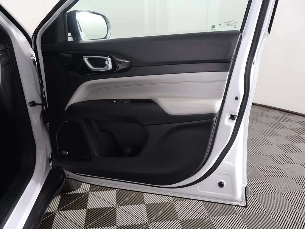 Used 2023 Jeep Compass Limited w/ Sun and Sound Group AWD/4WD image 25