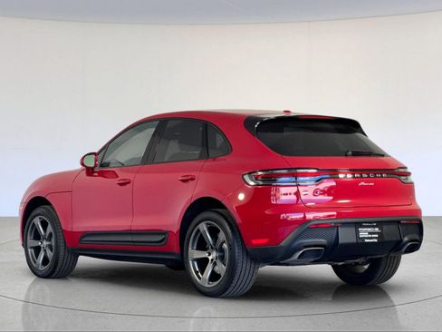 Certified 2025 Porsche Macan image 3