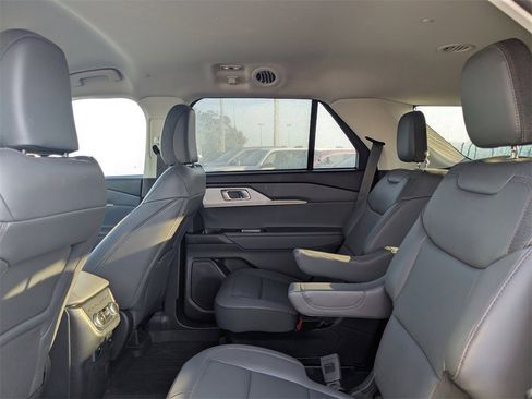 Used 2025 Ford Explorer Active w/ Active Comfort Package image 14