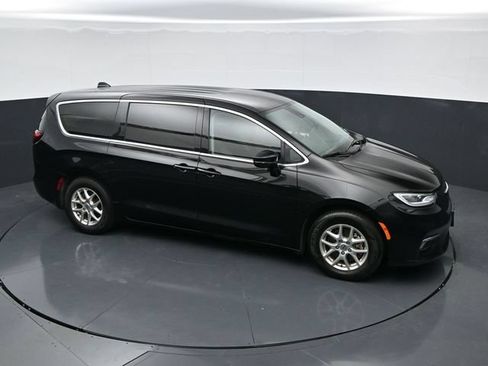 Used 2024 Chrysler Pacifica Touring-L FWD image 31