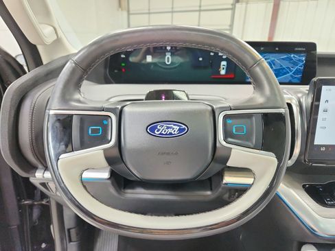Used 2025 Ford Expedition Platinum w/ Driver's Package AWD/4WD image 25
