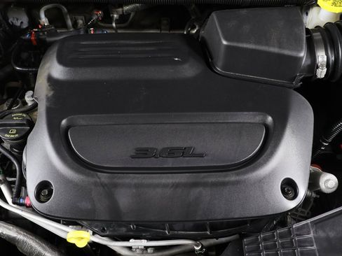 Used 2024 Chrysler Pacifica Touring-L image 18