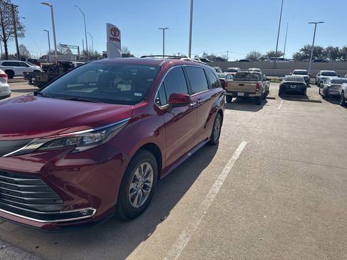 Used 2025 Toyota Sienna XLE image 1