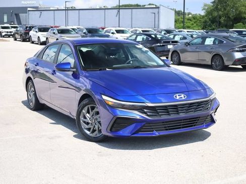 Used 2024 Hyundai Elantra SEL FWD image 2