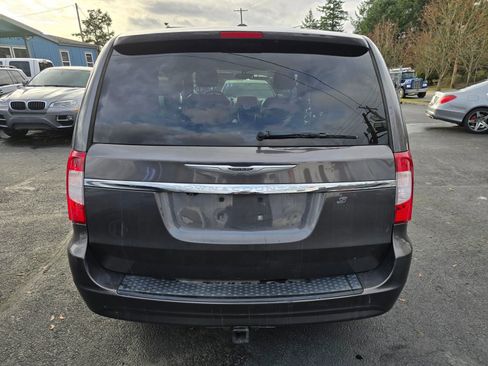Used 2016 Chrysler Town & Country S w/ Driver Convenience Group image 4