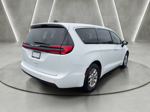 Used 2024 Chrysler Pacifica Touring-L FWD image 5