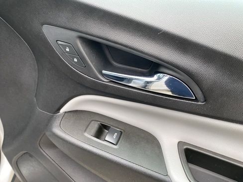 Used 2021 Chevrolet Equinox LS image 12