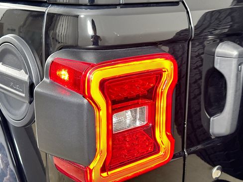 Used 2020 Jeep Wrangler Unlimited Sahara image 41