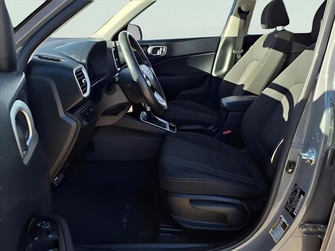 Used 2023 Hyundai Venue SEL image 12