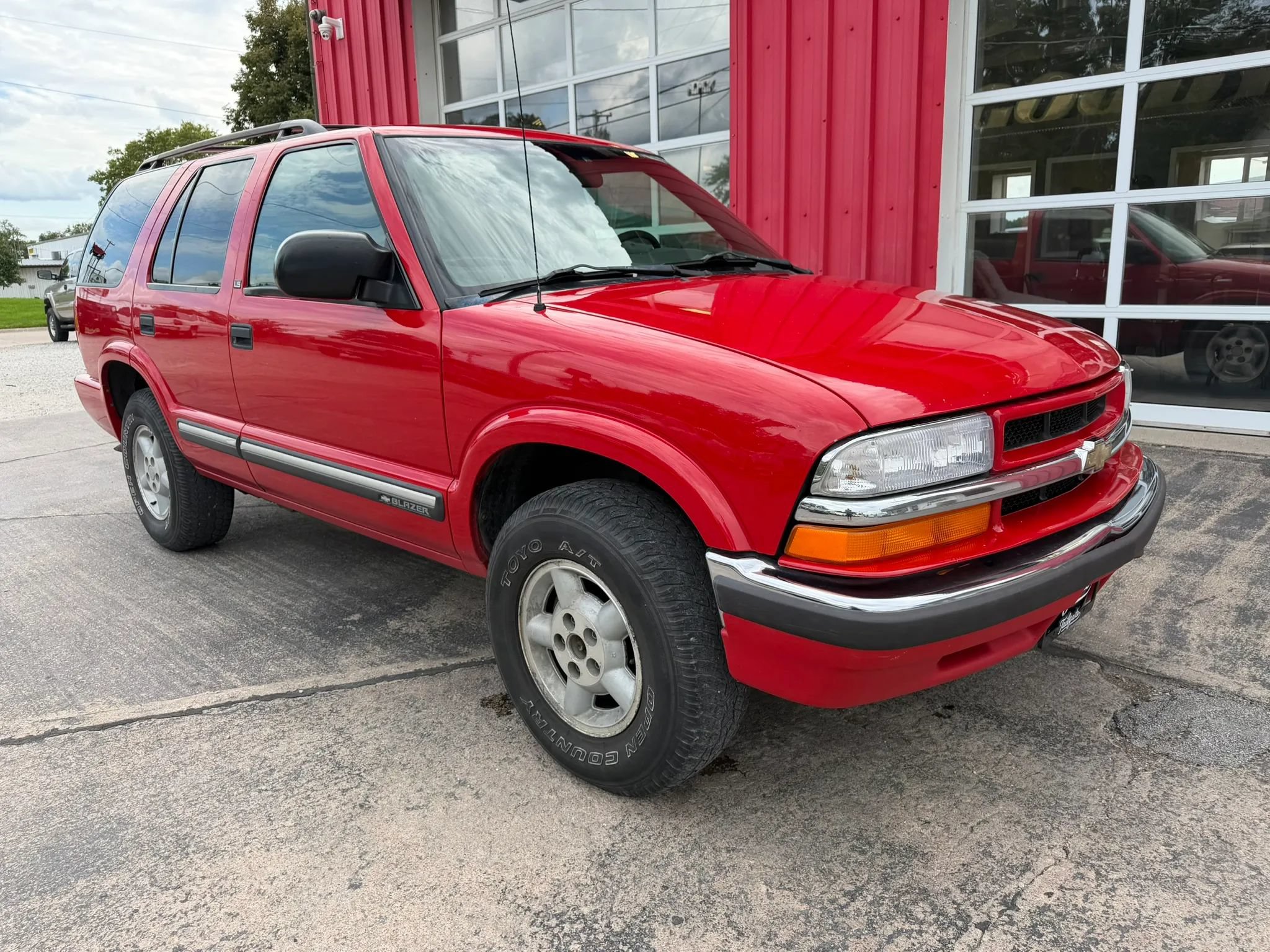 Used 2000 Chevrolet Blazer LS w/ LS Preferred Equipment Group AWD/4WD image 2
