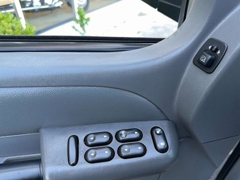 Used 2005 Ford Explorer Sport Trac XLT AWD/4WD image 9