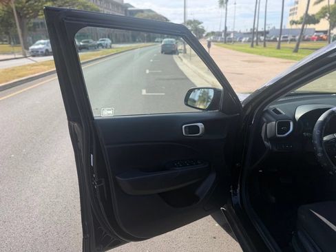 Used 2020 Hyundai Venue SE FWD image 14