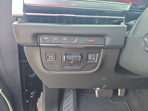 Used 2025 Cadillac Escalade V AWD/4WD image 27