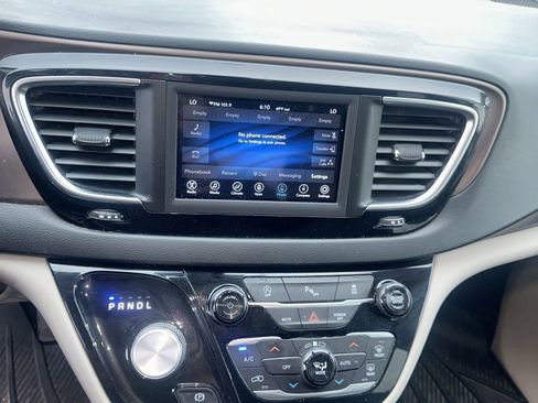 Used 2019 Chrysler Pacifica Touring Plus w/ Tire & Wheel Group FWD image 3