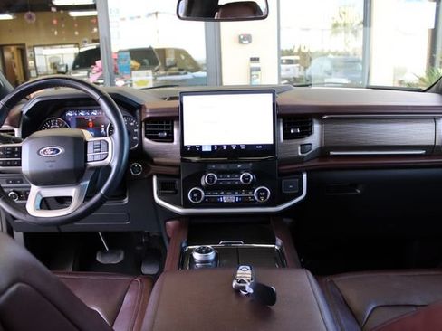 Used 2024 Ford Expedition Limited AWD/4WD image 2