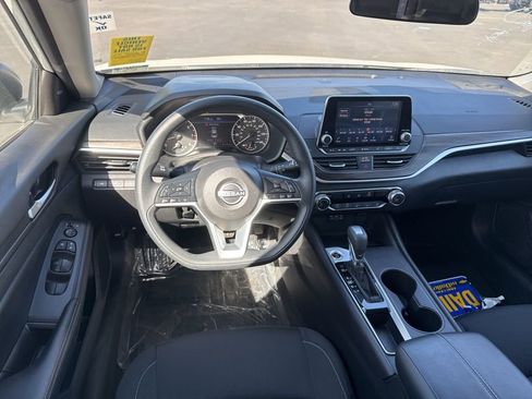 Used 2025 Nissan Altima 2.5 SV FWD image 17