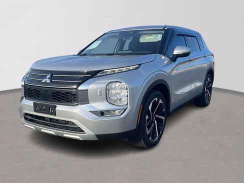 Used 2022 Mitsubishi Outlander SE image 3