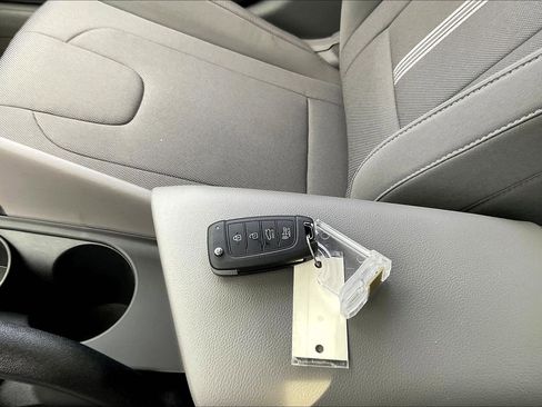 Certified 2025 Hyundai Elantra SE FWD image 34