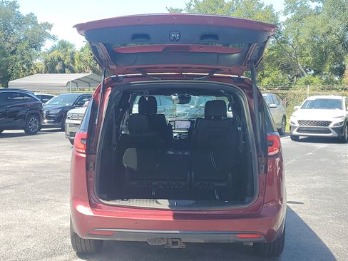Used 2021 Chrysler Pacifica Touring-L w/ Uconnect Theater Family Group AWD/4WD image 9