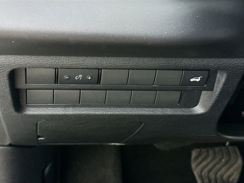 Used 2025 Mitsubishi Outlander SE image 17